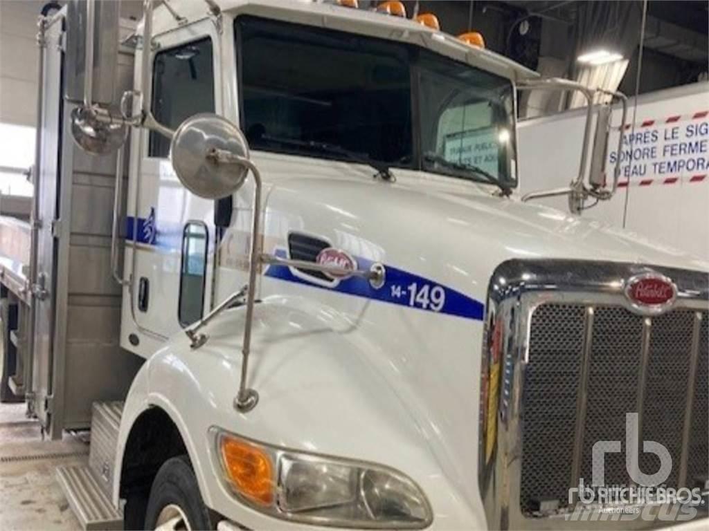 Peterbilt 330 Platformas/izkraušana no sāniem