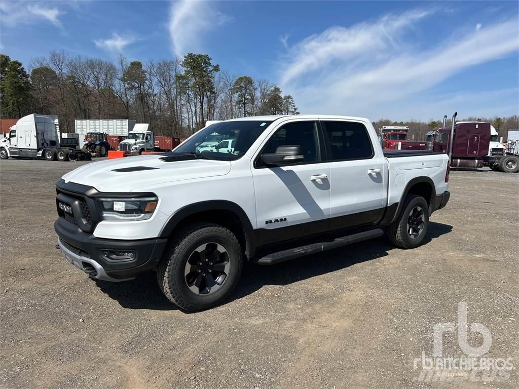 RAM 1500 Vieglais kravas automobilis/izkraušana no sāniem