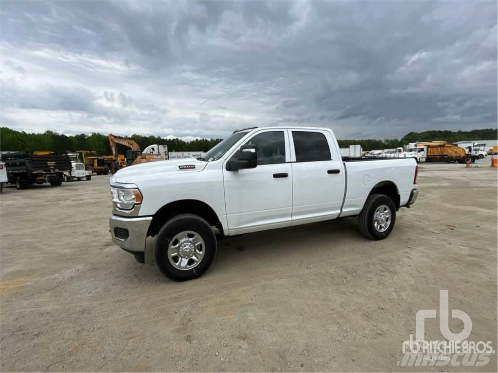 RAM 2500 Vieglais kravas automobilis/izkraušana no sāniem