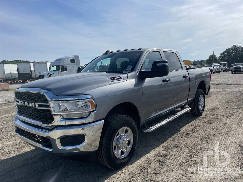 RAM 2500 Vieglais kravas automobilis/izkraušana no sāniem