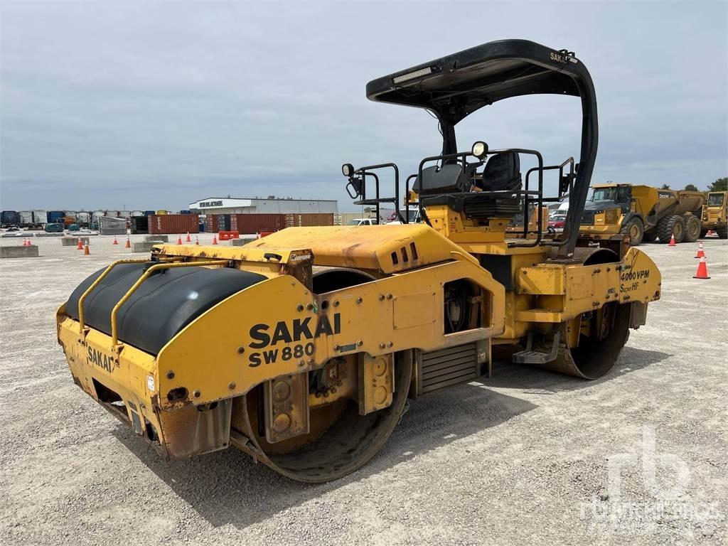 Sakai SW880 Divvalču grunts veltņi