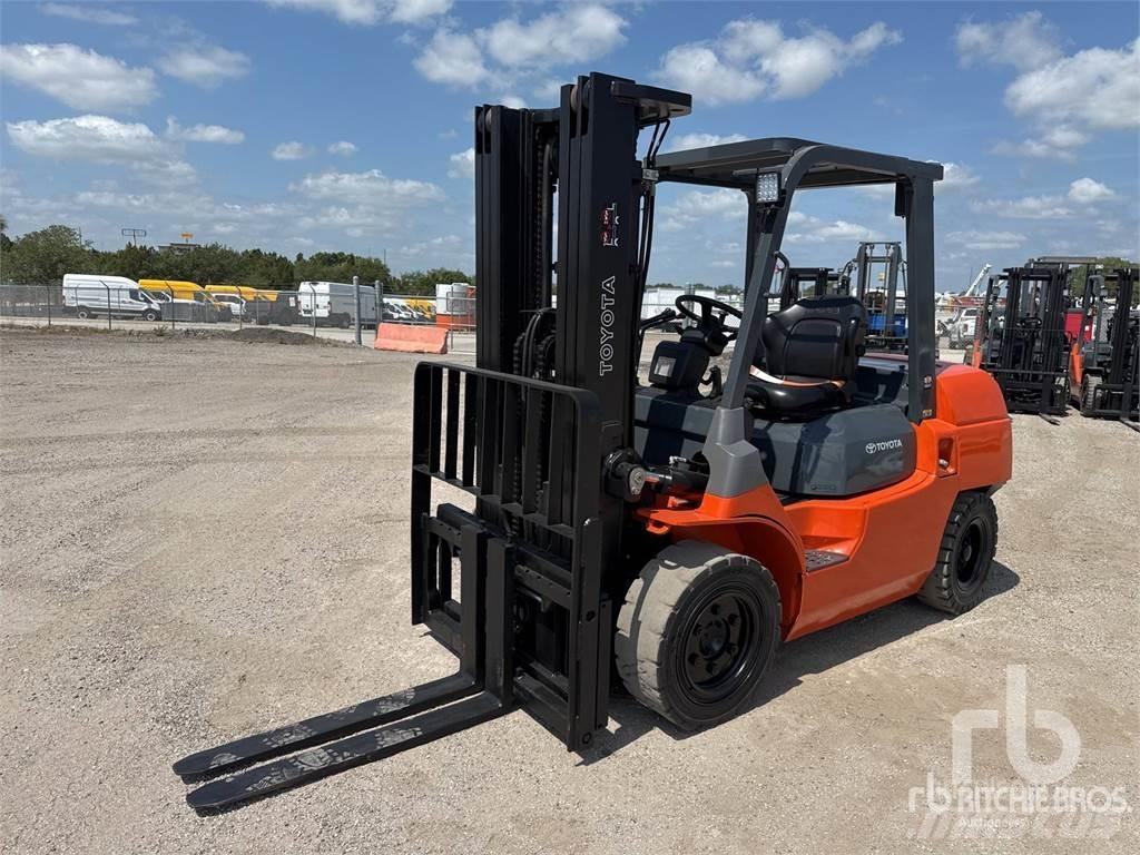 Toyota 7FDU35 Tehnika ar dīzeļa dzinēju