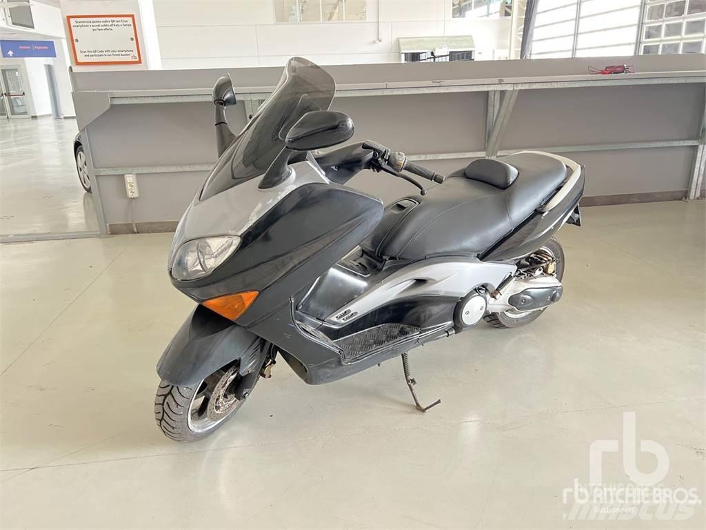 Yamaha TMAX Automašīnas