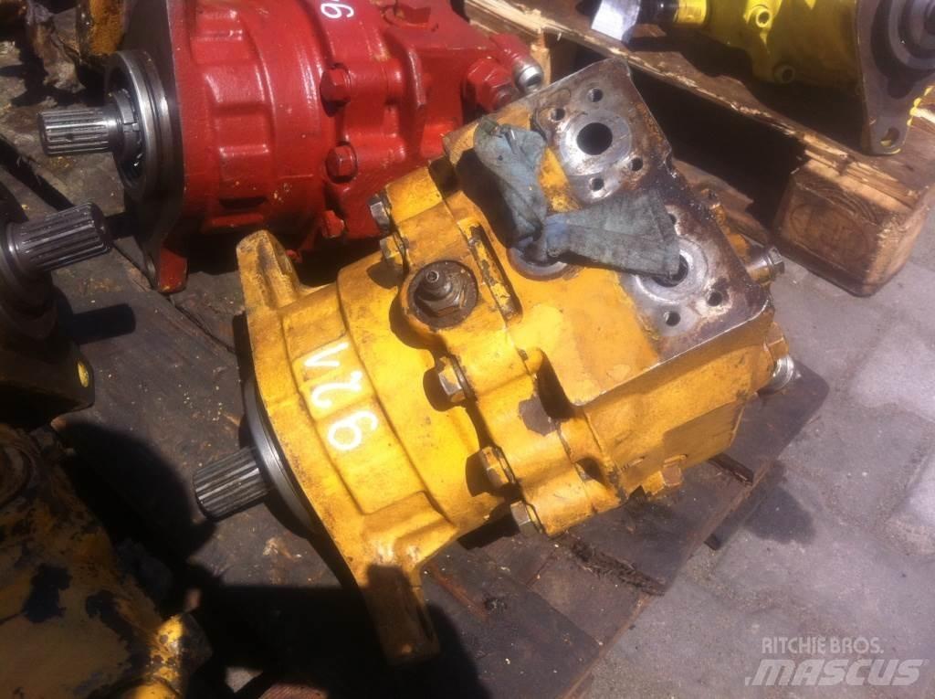 Komatsu E215... Dzinēji