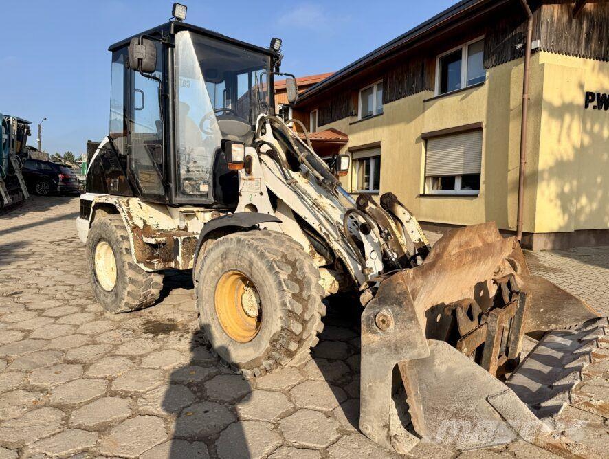 CAT 906 Iekrāvēji uz riteņiem