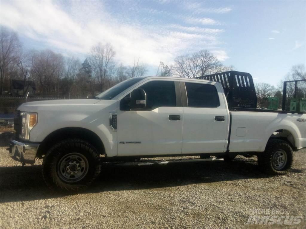 Ford F250 Vieglais kravas automobilis/izkraušana no sāniem
