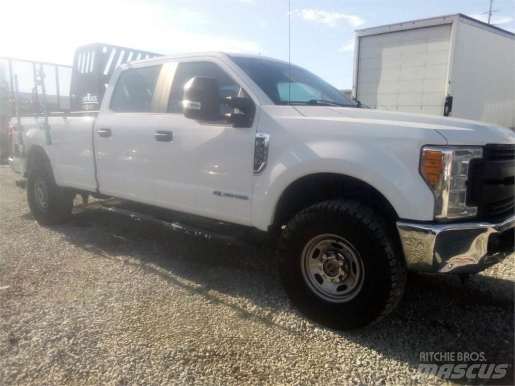 Ford F250 Vieglais kravas automobilis/izkraušana no sāniem