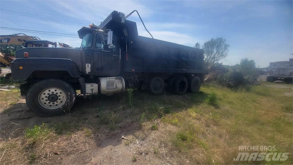Mack RD6885 Pašizgāzējs