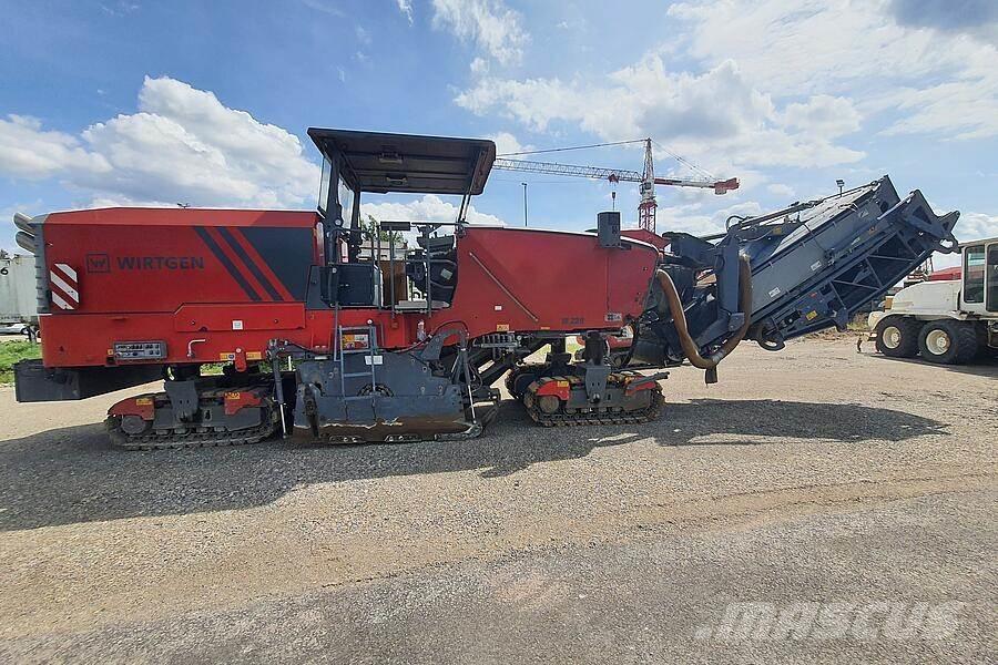 Wirtgen W 220 Asfalta dzesēšanas iekārtas