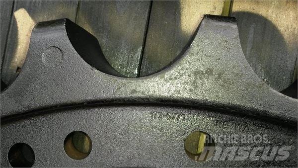 CAT 1366968 Sliedes, ķēdes un šasija