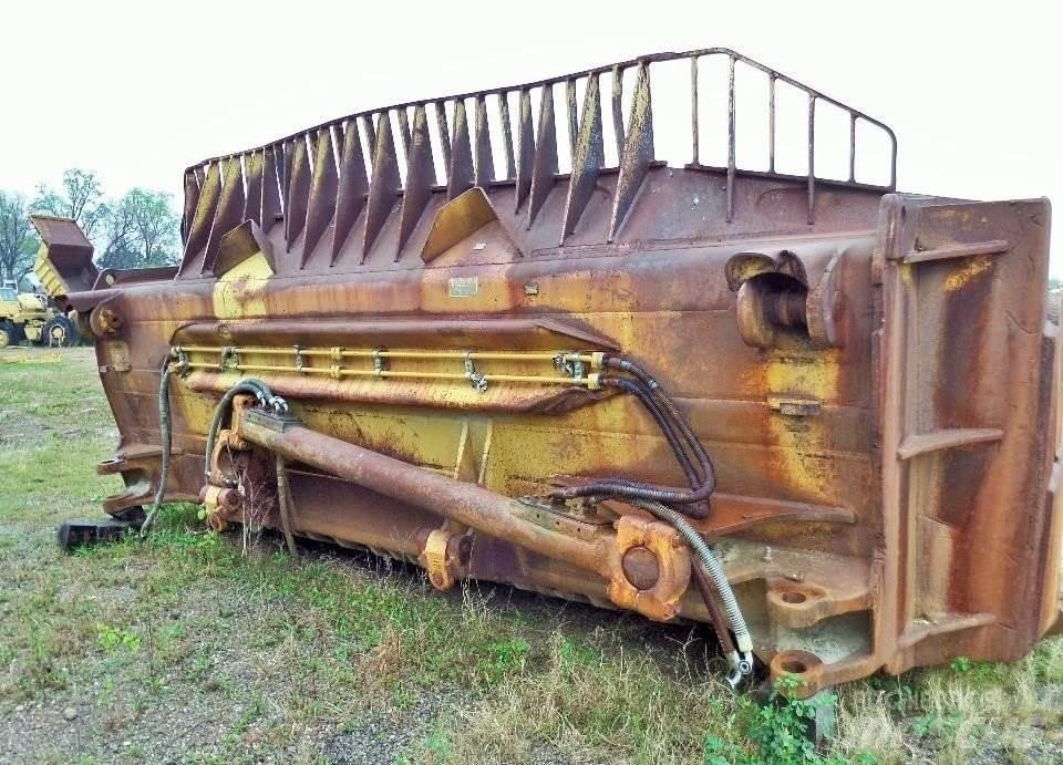 CAT D11 Naži