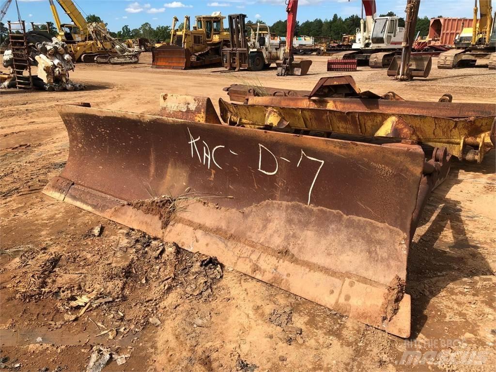 CAT D7 Naži