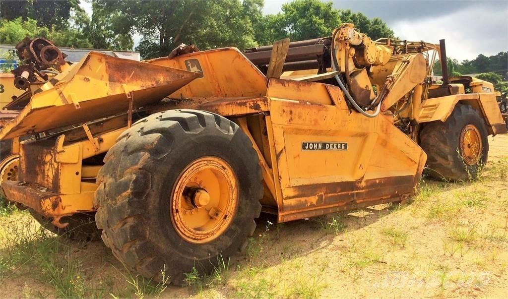 John Deere 762 Skrēperi