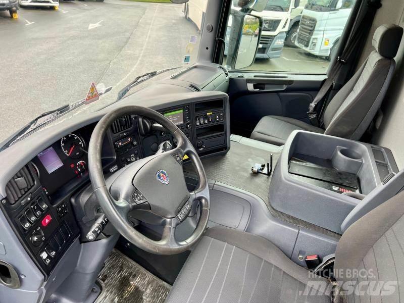 Scania P 410 Smagās mašīnas ar celtni