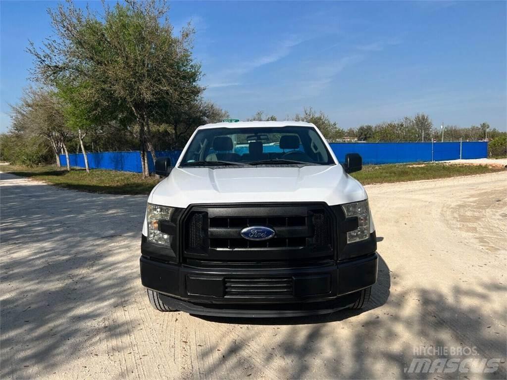 Ford F-150 Vieglais kravas automobilis/izkraušana no sāniem