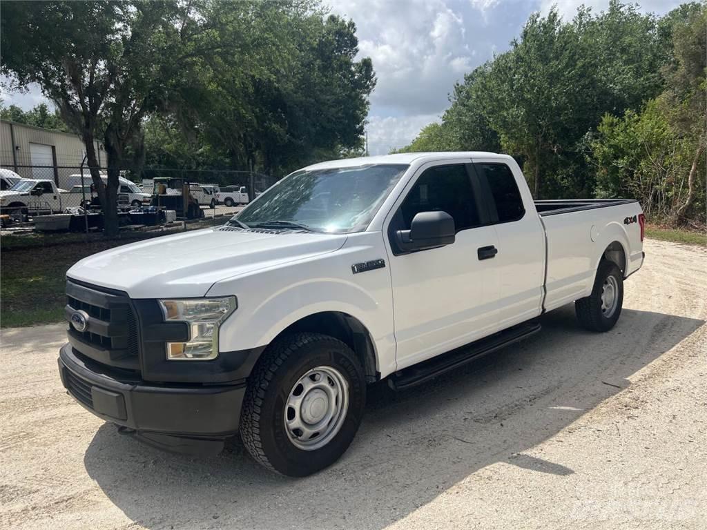 Ford F-150 Vieglais kravas automobilis/izkraušana no sāniem