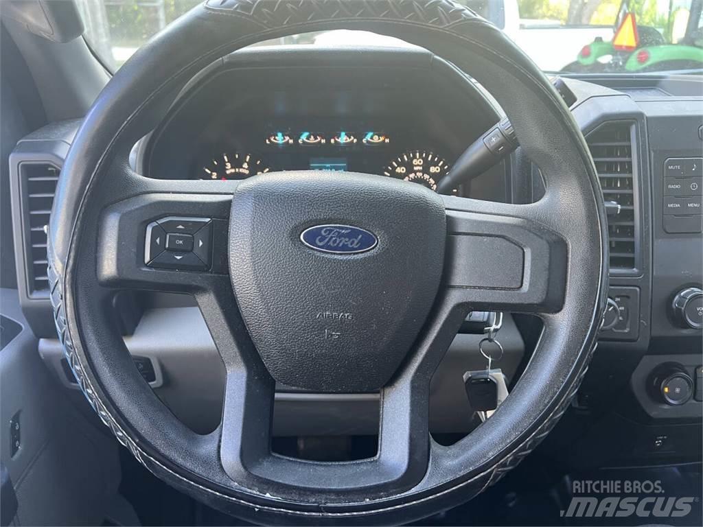 Ford F-150 Vieglais kravas automobilis/izkraušana no sāniem
