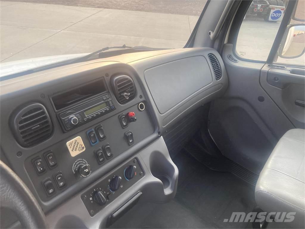 Freightliner M2 106 Šasija ar kabīni