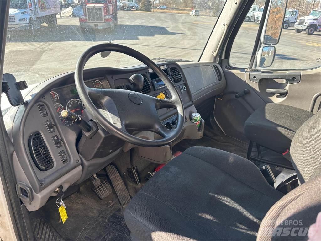 Freightliner M2 106 Furgons