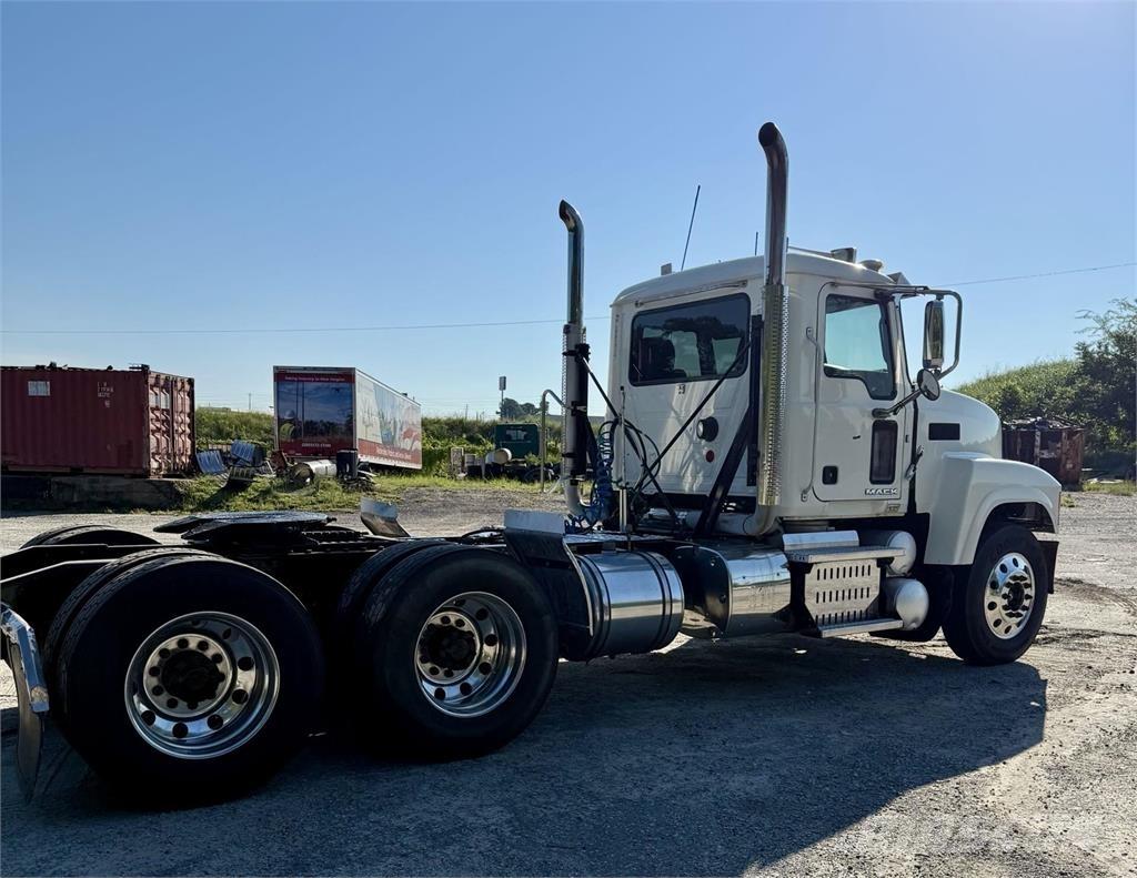 Mack CHU613 Vilcēji