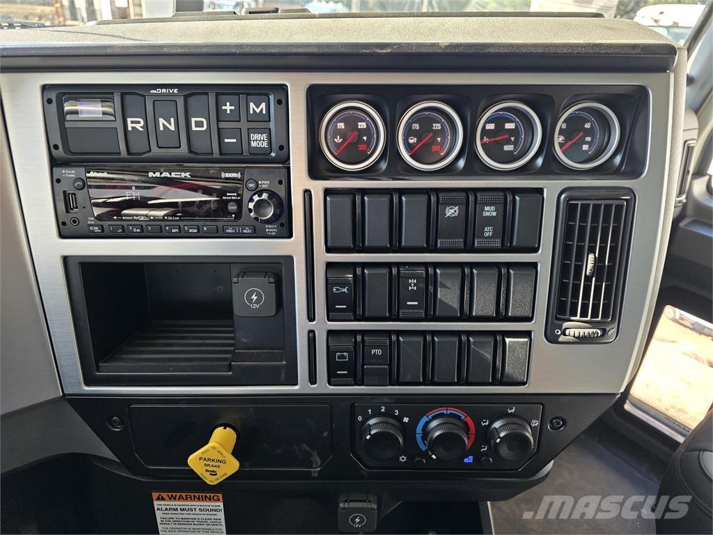 Mack GR64B Pašizgāzējs