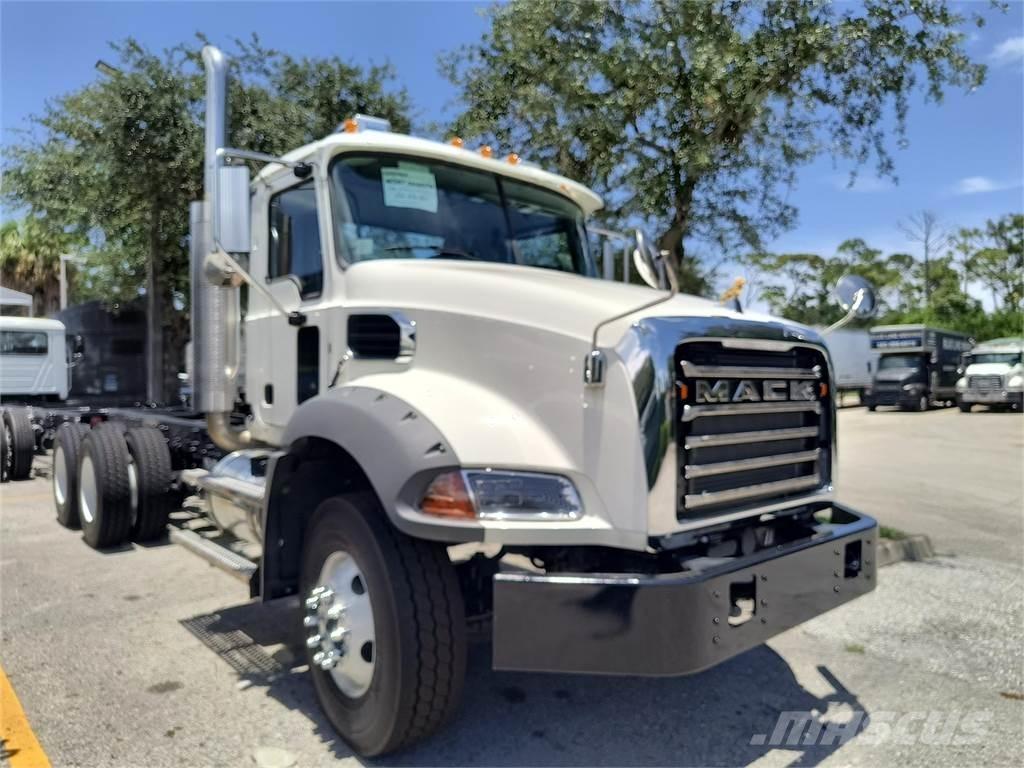 Mack GR64BX Betonvedēji