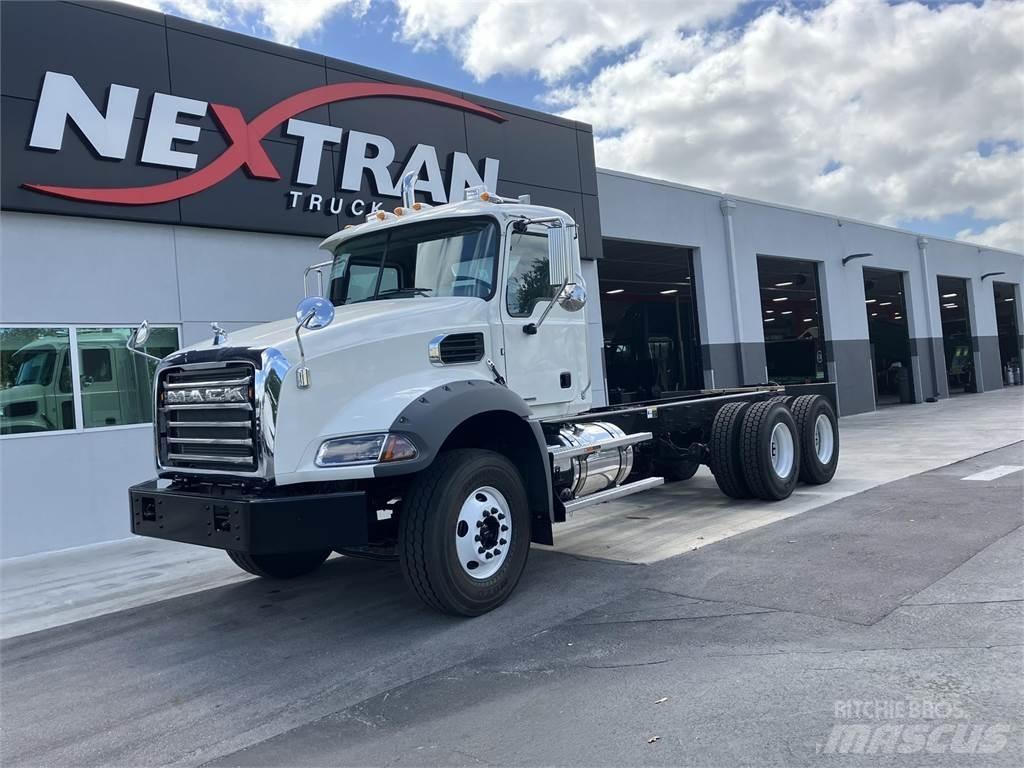 Mack GR64BX Pašizgāzējs
