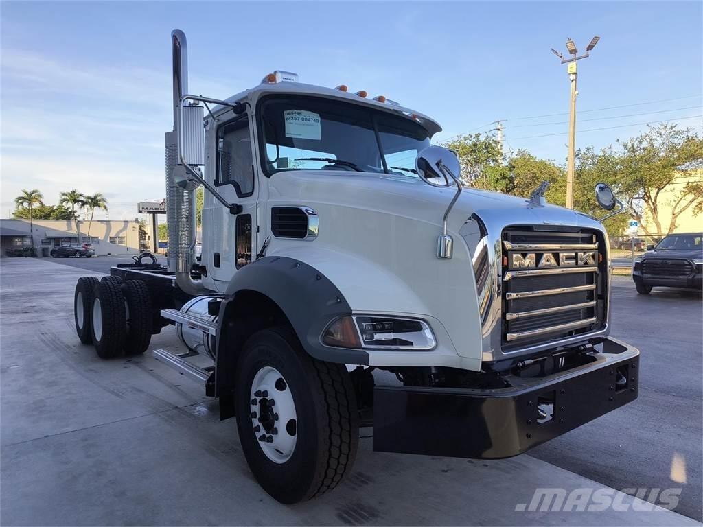 Mack GR64BX Pašizgāzējs