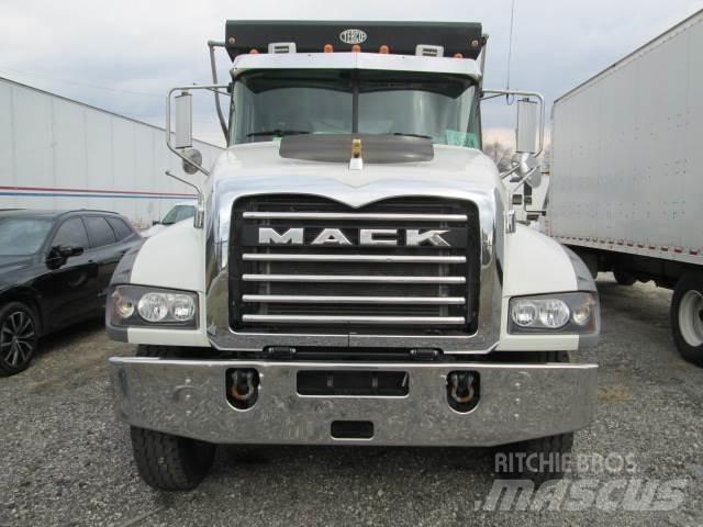 Mack GR64F Pašizgāzējs
