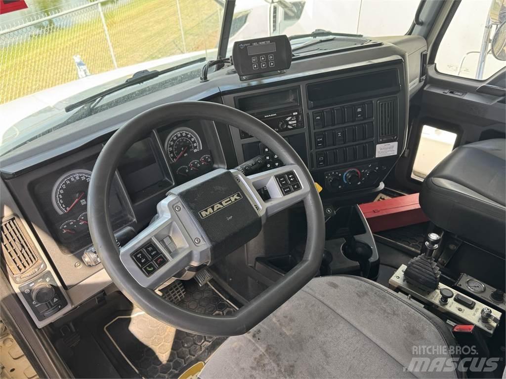 Mack GR64F Pašizgāzējs