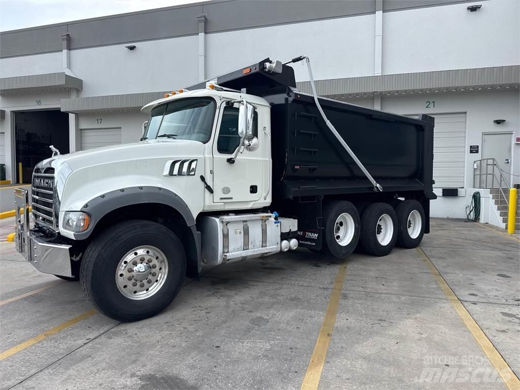 Mack GR64F Pašizgāzējs