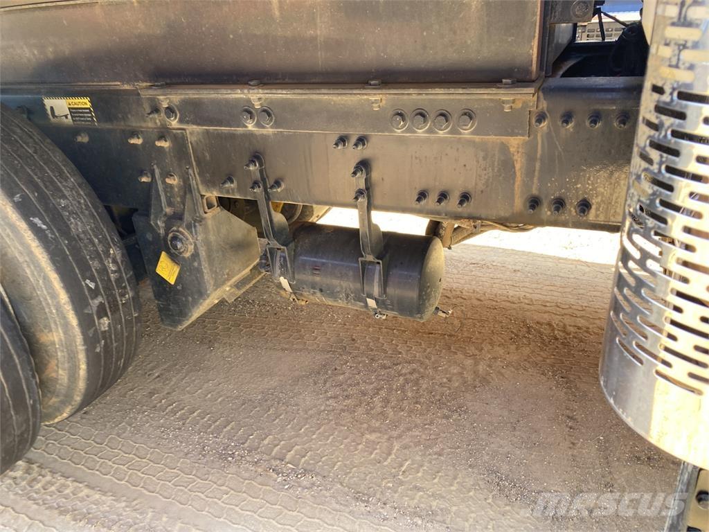 Mack GR64F Pašizgāzējs