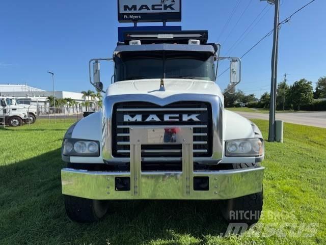 Mack GU713 Vilcēji