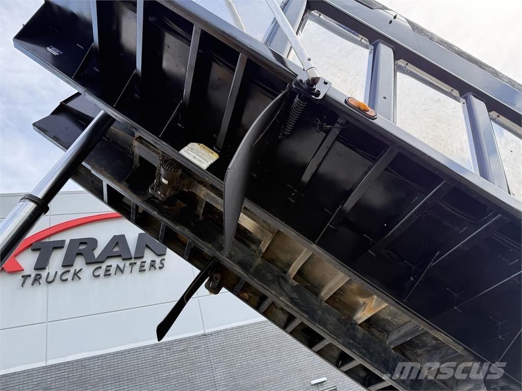 Mack GU713 Pašizgāzējs