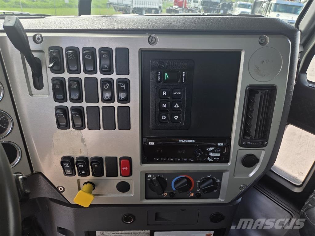 Mack GU813 Pašizgāzējs