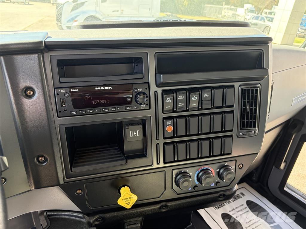 Mack MD6 42R Furgons