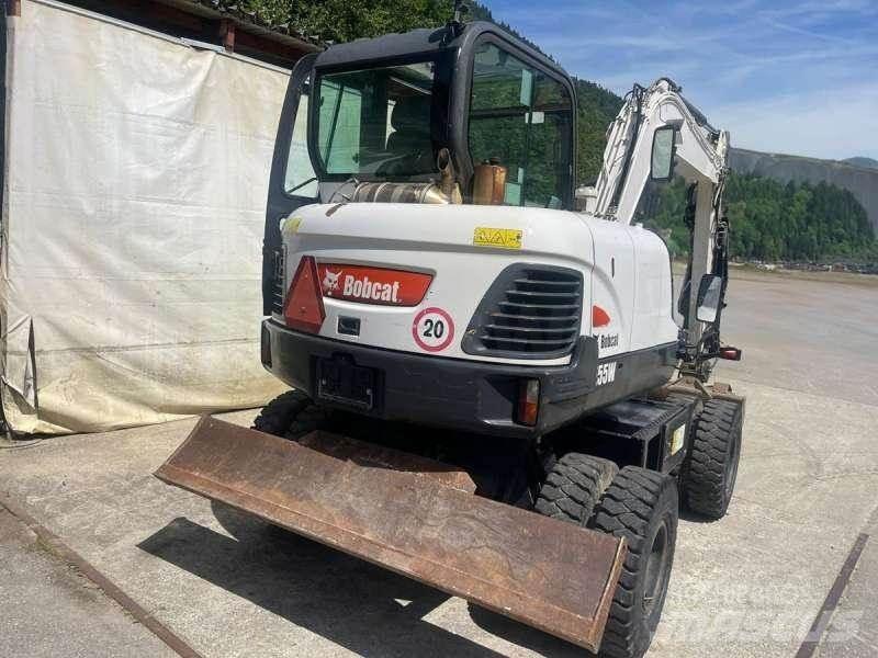 Bobcat E55W Ekskavatori uz riteņiem