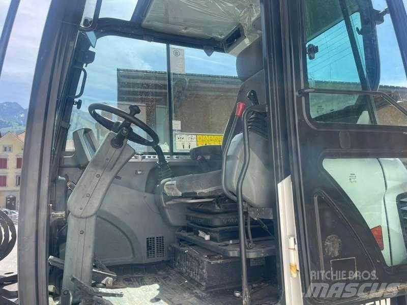 Bobcat E55W Ekskavatori uz riteņiem