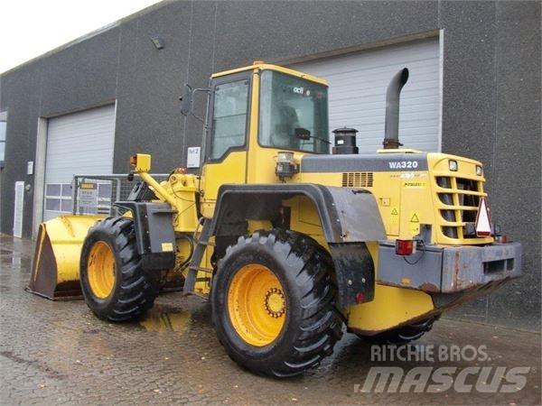 Komatsu WA320 Iekrāvēji uz riteņiem