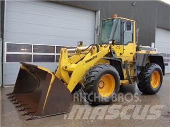 Komatsu WA320 Iekrāvēji uz riteņiem