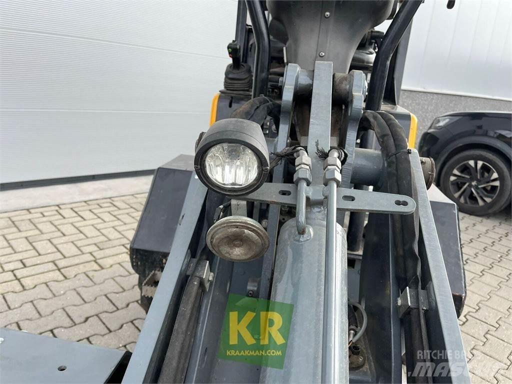 GiANT D332 Frontālie iekrāvēji un ekskavatori
