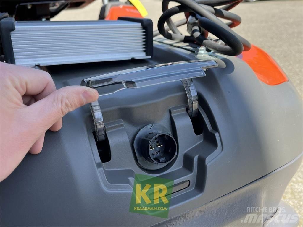 Husqvarna R200iX Mauriņa traktors