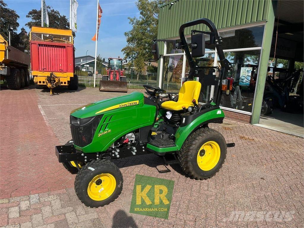 John Deere 2026R Kompaktie traktori
