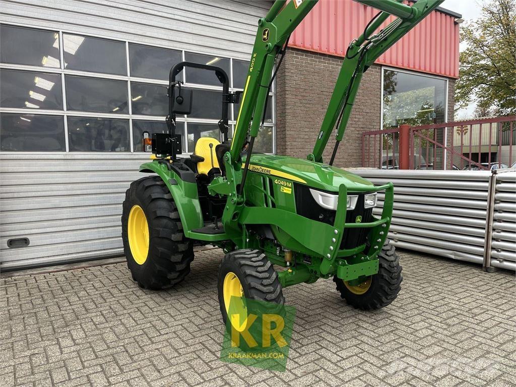 John Deere 4049M Kompaktie traktori