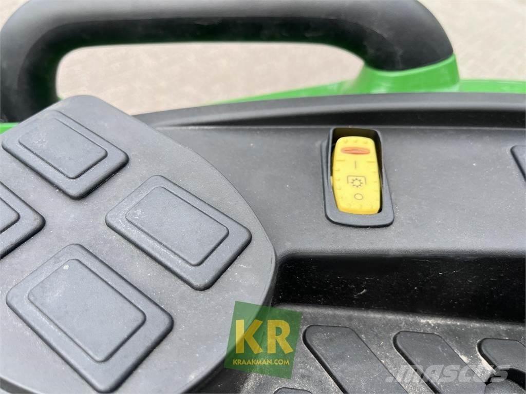 John Deere 4066M Kompaktie traktori