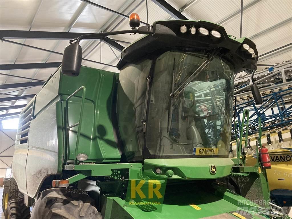 John Deere W650 Ražas novākšanas kombaini