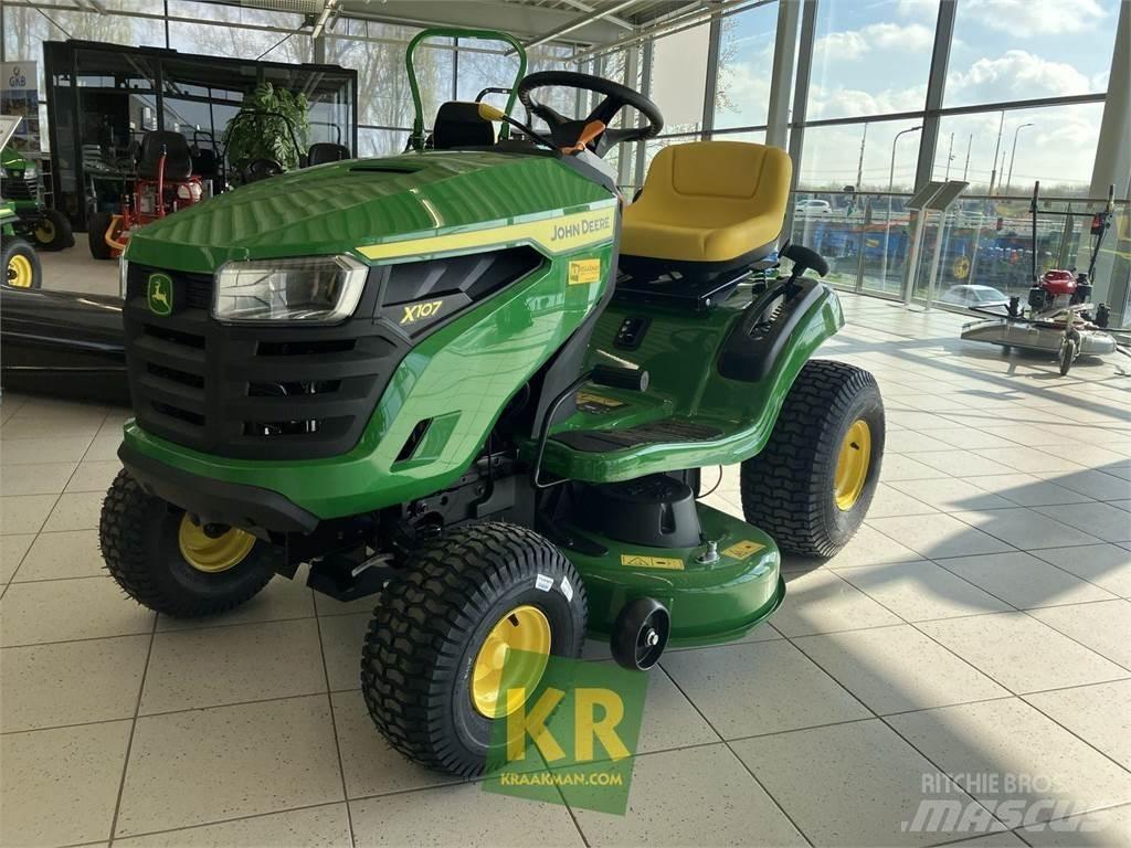 John Deere X107 Mauriņa traktors