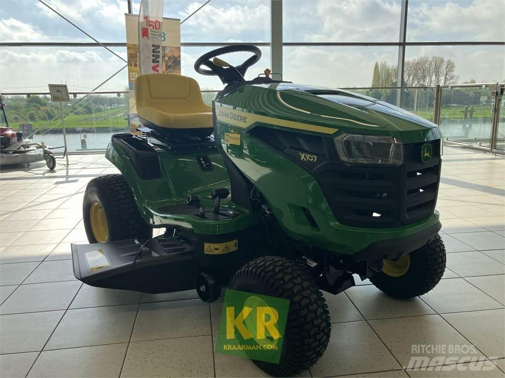 John Deere X107 Mauriņa traktors