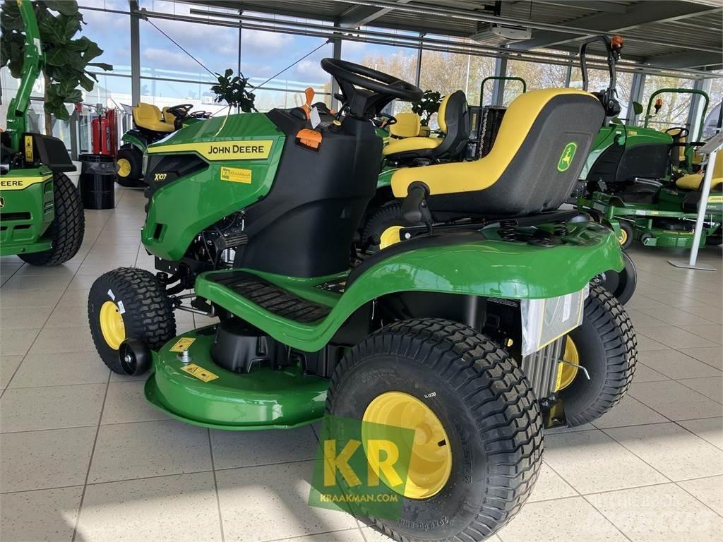John Deere X107 Mauriņa traktors