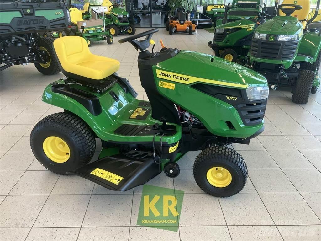 John Deere X107 Mauriņa traktors